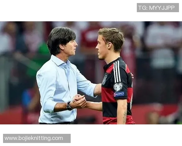 足球球星摇头周边收藏品热潮揭示背后文化现象与市场趋势